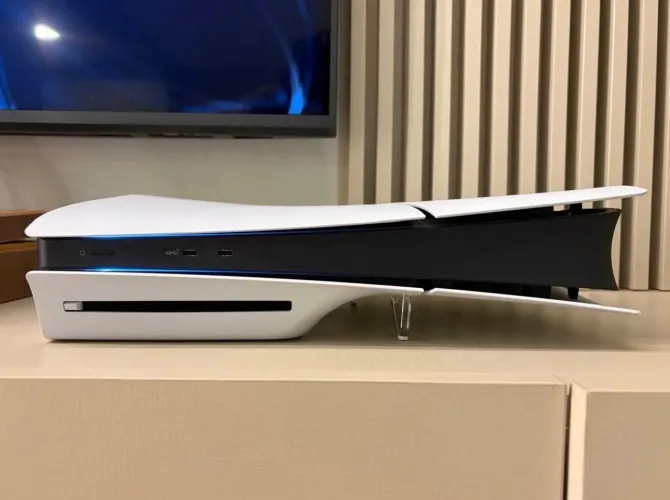 PS5 Slim 1TB com Leitor + 2 Controles + Astro Bot + GT7