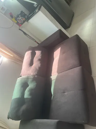 Sofá inclinado bem confortável