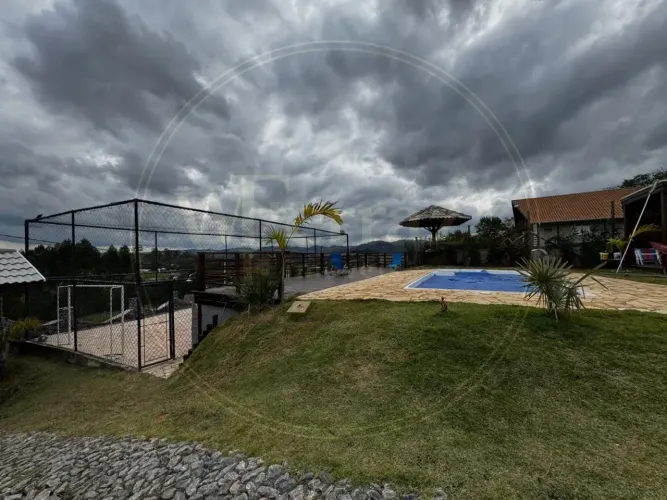 Casa semi nova estilo chácara à venda - 1000m² de área total - 15min do centro de Jacareí