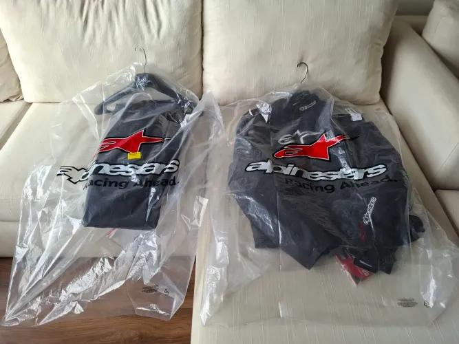 Jaqueta e Calça Alpinestars com zíper de engate rápido formando um macacão.