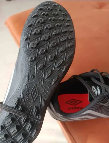 Vendo chuteira nova da umbro n37