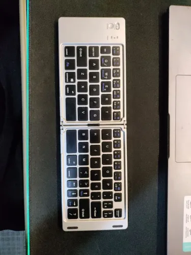 Dois teclados portátis bluetooth, um com LED e outro dobrável.