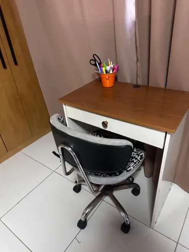 Escrivaninha e cadeira (vende separado)