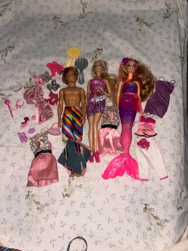 2 Barbies e 1 Ken por R$150,00 ( com acessórios extras )