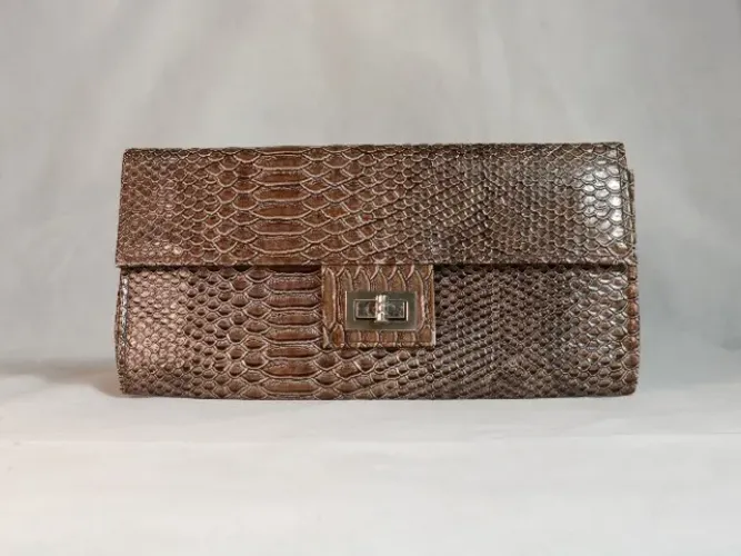 Bolsa Carteira Marrom Verniz com Textura