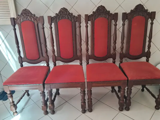 Lindas cadeiras antigas em madeira maciça em perfeito estado...