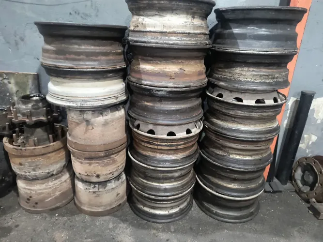 Vendo Rodas disco 295 cubo e rolamentos eixo FH a disco com as barras de direção