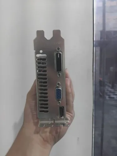 GTX 550 ti - não funciona no meu pc, ele so liga se estiver sem a placa