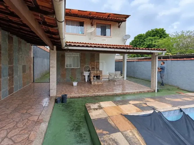 CASA AMPLA COM PISCINA, ÁREA GOURMET E SEGUNDO PAVIMENTO EM PARADA MODELO GUAPIMIRIM/RJ