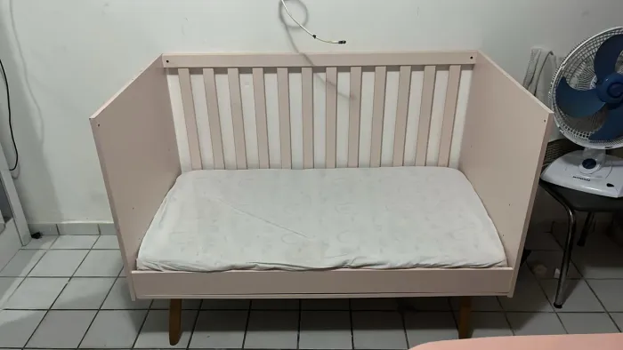 vendo berço com marcas de uso, porém impecável