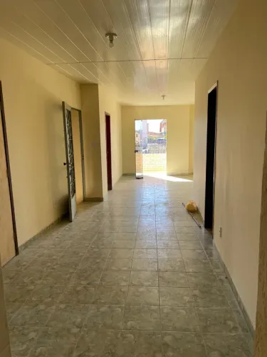 Alugo casa bastante ampla