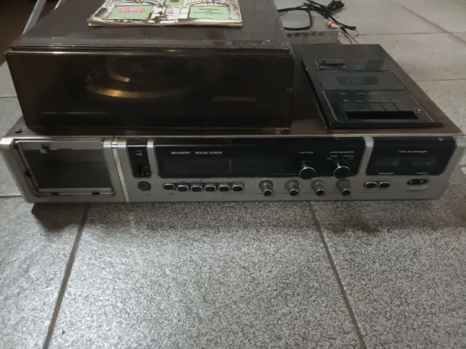 Toca vinil retrô Sharp com manual 1978