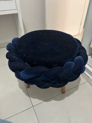 puff redondo decorativo em veludo azul-marinho com borda trançada (estilo nó)
