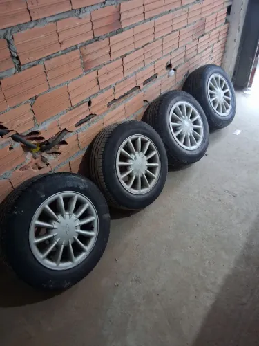 Rodas De Liga Leve Aro 15 195/65 R15 Com Pneus Remold em Ótimo Estado.