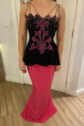 Vestido de festa em veludo e crepe