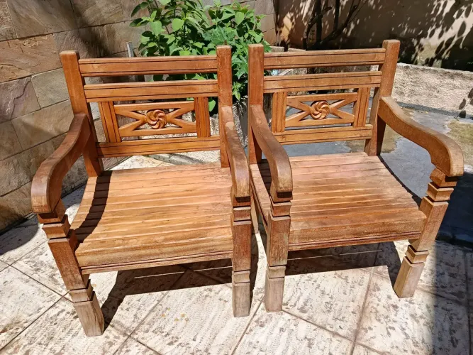 Duas poltronas de madeira rústica