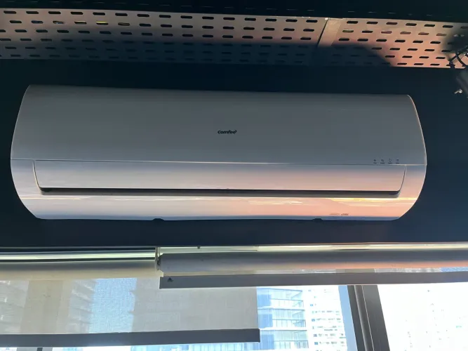 Ar-Condicionado Split Comfee 18.000 BTUs - 220V - Excelente Estado