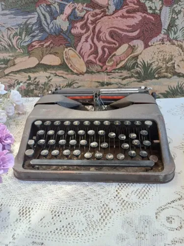 Máquina de escrever Hermes Baby anos 40 no estado
