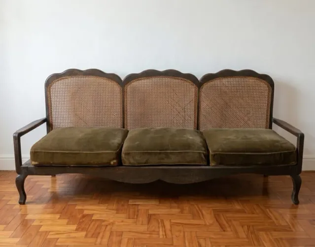 Sofá antigo com marcas do tempo e charme original