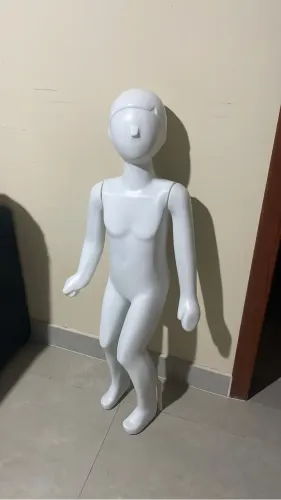Manequim infantil branco - ideal para vitrine e exposição