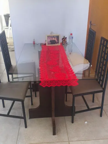 Mesa tampo de vidro 1,20m 4 cadeiras de ferro