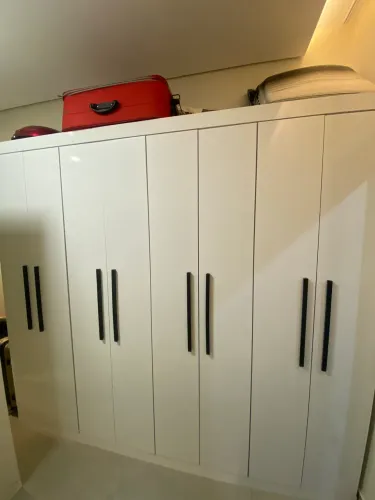 Guarda-roupa casal grande - 8 portas - Branco com puxadores pretos