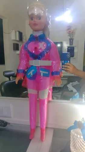 Bonecas da boneca xuxa de plástico no mesmo tecido do casaco