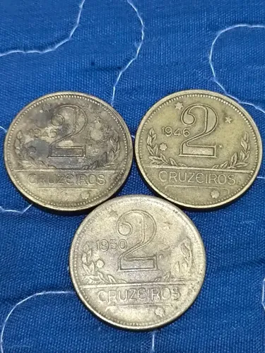 Moedas antigas de reis.