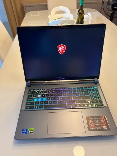 Notebook MSI Vector AI RTX 5080 16Gb Varam 240hz 32gb ddr5 Thunderbolt 5