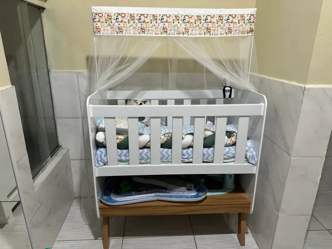 Mini Berço Guti Retro Peroba Branco com Amêndoa Colchão Incluso