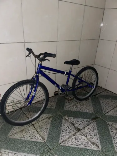 Bicicleta aro 24,ela precisa de reparos, corrente está enferrujada e está caindo direto