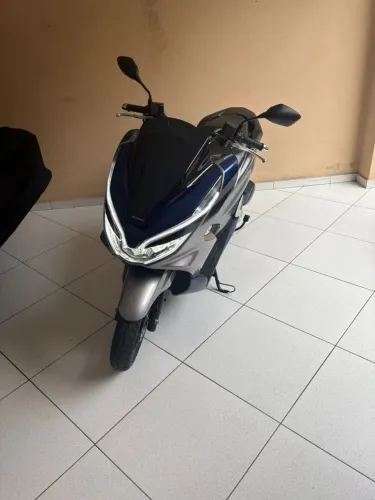Honda PCX SPORT 150cc, baixo km, semi nova.