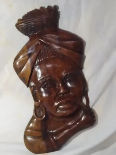 Grande escultura parede Madeira nobre representando mulher Africana ricamente entalhada *
