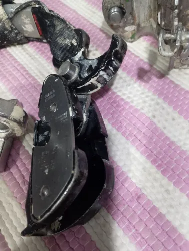 Três mosquetões de aço uma aranha de ancoragem de fachada duas travaqueadas 
