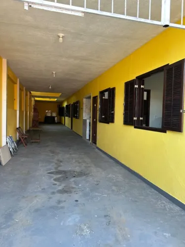 Vende-se propriedade no Bracuhy, com 4 Kitnets, Garagem, terraço e Área Ampla.