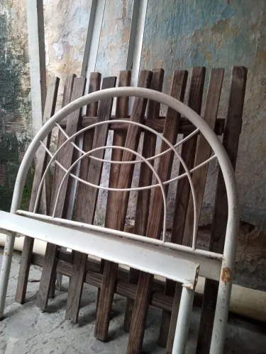 Cama de solteiro de ferro