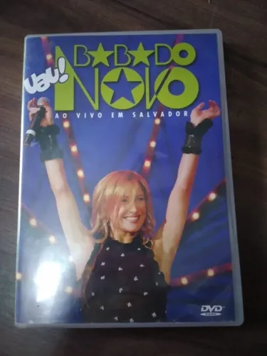 DVD "Uau! Babado Novo Ao Vivo em Salvador", com o show histórico liderado por Claudia Leit