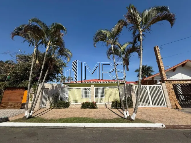 Espaçosa Casa à Venda na Flórida, Praia Grande - 4 Quartos e Piscina