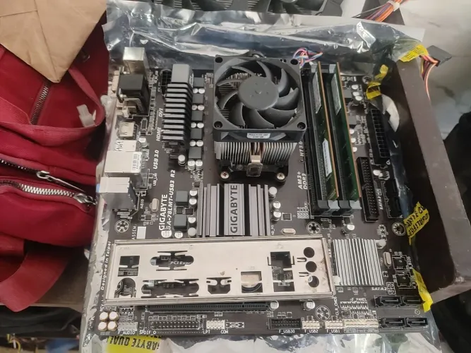 Vendo kit AMD FX6300 Black Edition six core semi novo Léia tudo