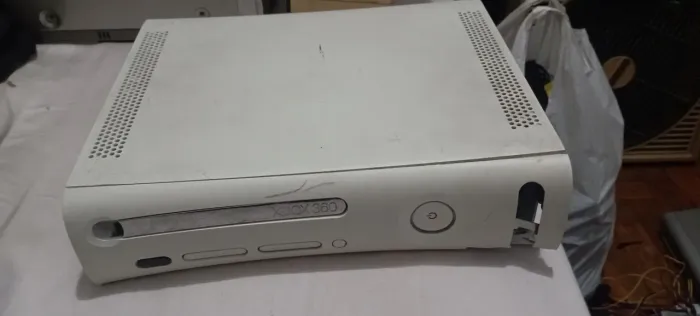 xbox 360 fat avariado e sem teste, acompanha cabo AV original microsoft