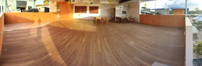 assentamento de piso vinílico e pedras na parede