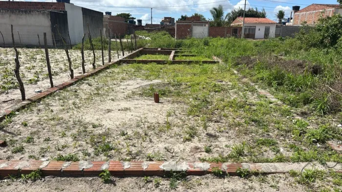Vende-se Terreno medindo 5 x 18 metros (90 m²).