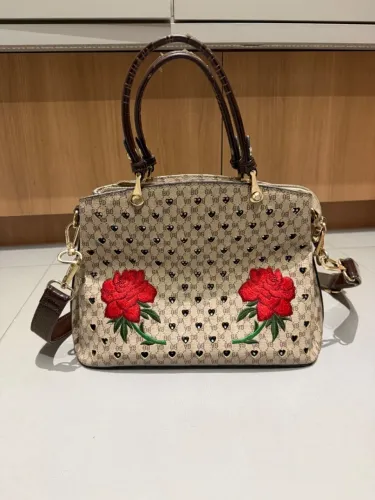 Bolsa feminina com bordado e pedraria