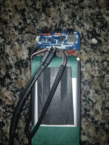 Power bank KTS-K4 com defeito para retirada de peças
