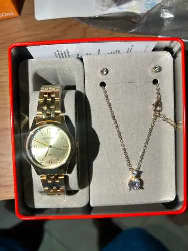 Kit relógio mondaine original sem marca de uso, junto com colar e brinco.