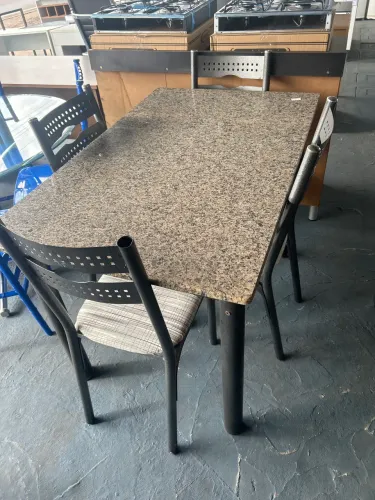 Mesa de quatro cadeiras de pedra e ferro