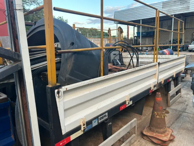 Carroceria caminhao toco, para empresa de energia com Baus laterais