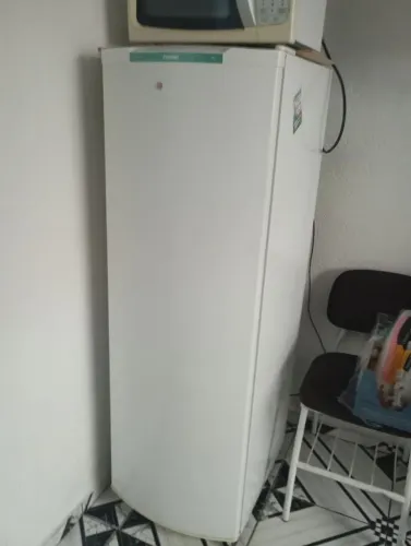 Vendo uma geladeira tá marca Consul seme novinha congelando uma beleza valor 1100 reais 3