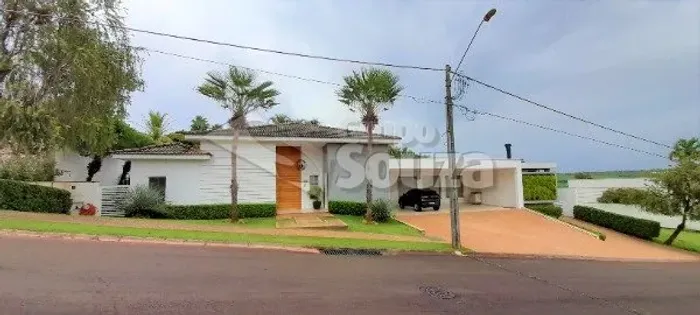 casa com 4 quartos em condomínio fechado alto padrão no Monte Alegre