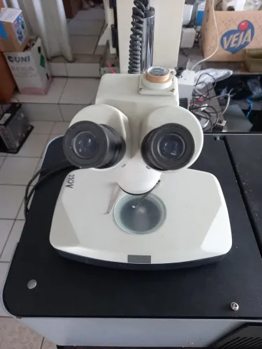 Microscópio Estereoscópico com Zoom